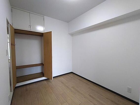 北西側洋室内の...