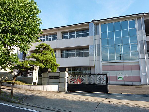 日進市立香久山小学校まで400m