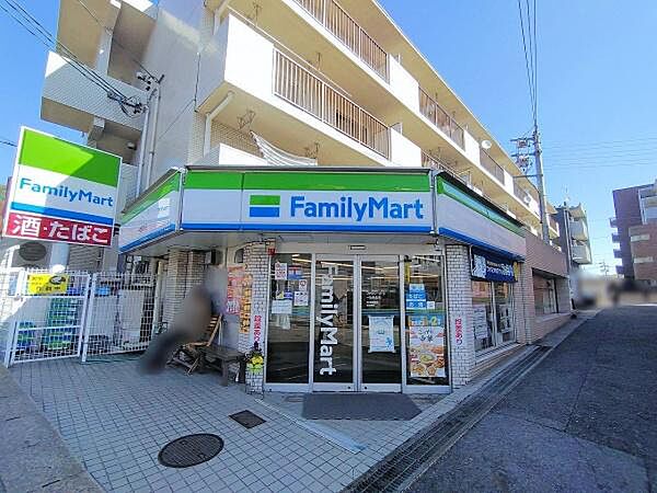 ファミリーマート一社駅北店まで230m