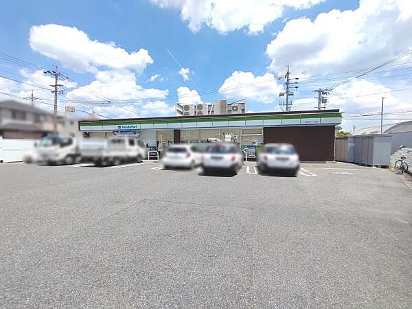 ファミリーマート緑黒沢台一丁目店まで400m