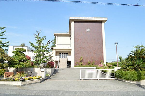 東郷町立春木中学校まで810m