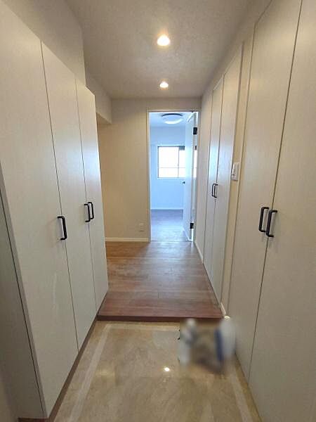 壁面収納付きでスッキリ広々玄関ホール！