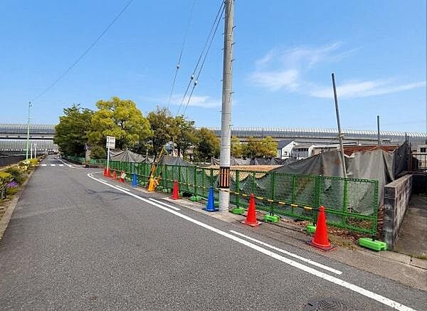 現地と前面道路(北側公道より撮影)