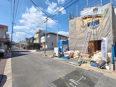 外観:現地と前面道路 外観:現地と前面道路