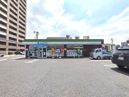 ファミリーマート緑浦里三丁目店まで610m