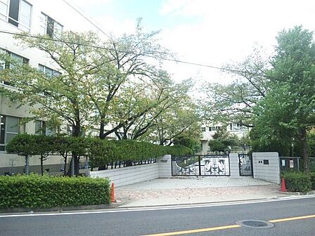名古屋市立西山小学校まで700m