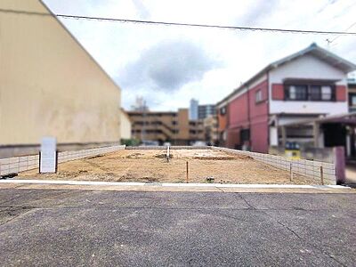 外観:現地と前面道路 外観:現地と前面道路