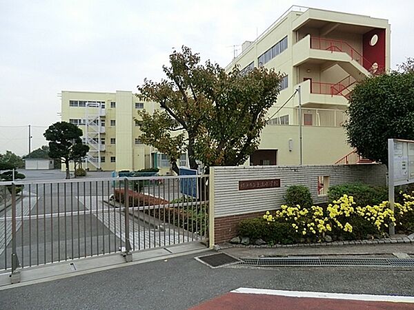 横浜市立上山小学校まで740m