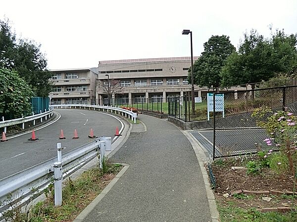 横浜市立中山中学校まで700m