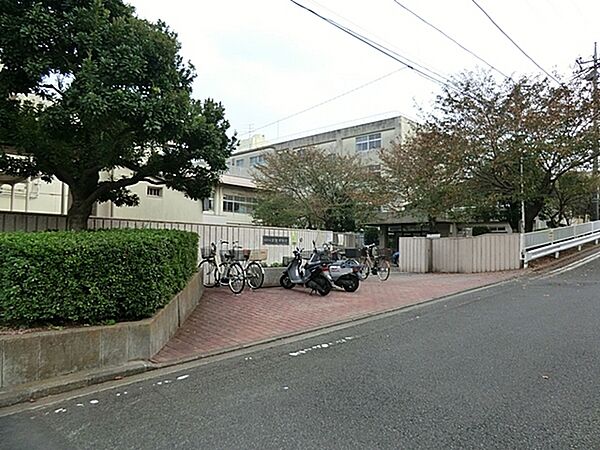 横浜市立本宿中学校まで570m