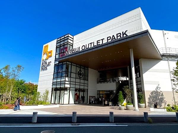 三井アウトレットパーク横浜ベイサイドまで約7000ｍ