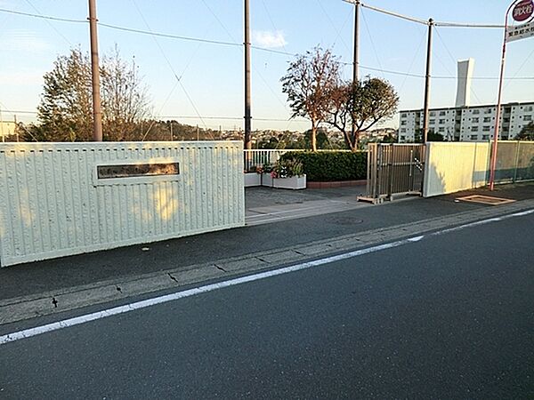横浜市立汲沢中学校まで1800m