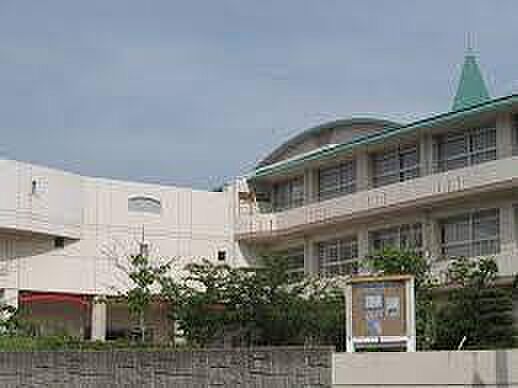 藤沢市立藤ケ岡中学校まで550m