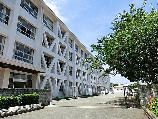 藤沢市立村岡小学校まで950m