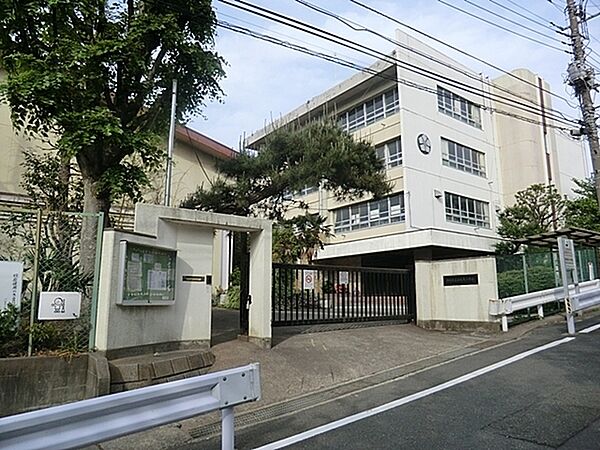 川崎市立西有馬小学校まで964m