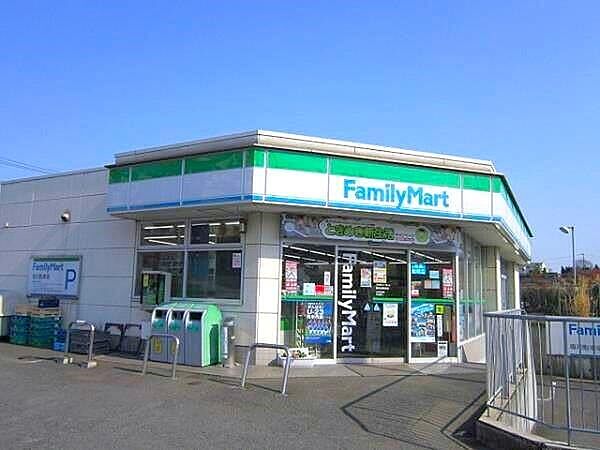 ファミリーマート都築加賀原店まで520m