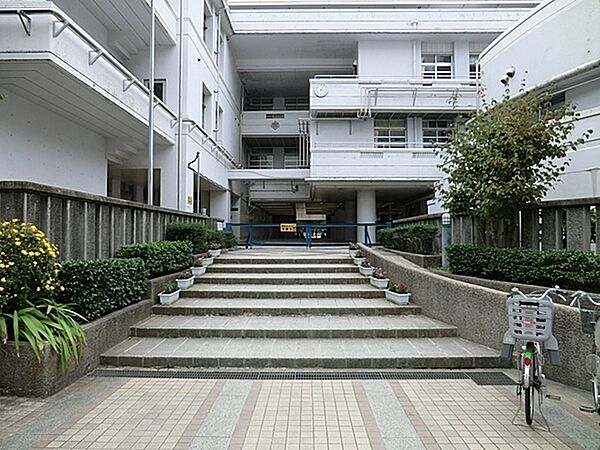 横浜市立本町小学校まで1000m