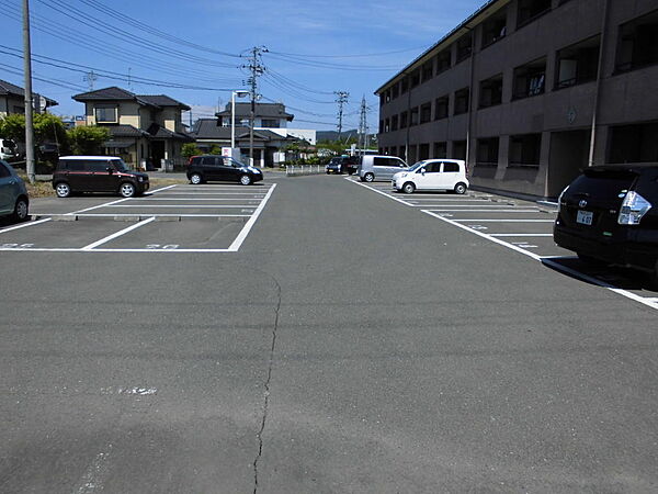 画像3:建物敷地内に駐車場完備