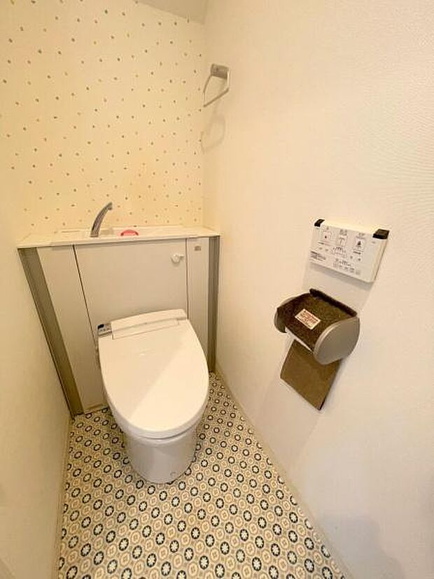 ウォシュレット仕様の一体型多機能トイレです！トイレはもちろん1階と2階にあります！