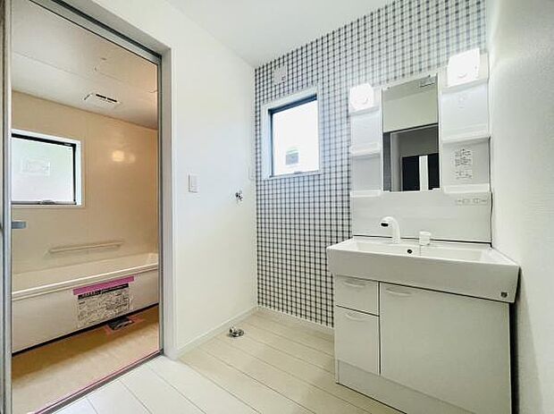 ハンドシャワー付き機能的な洗面化粧台！ストレスフリーの広さがある洗面所も魅力的！