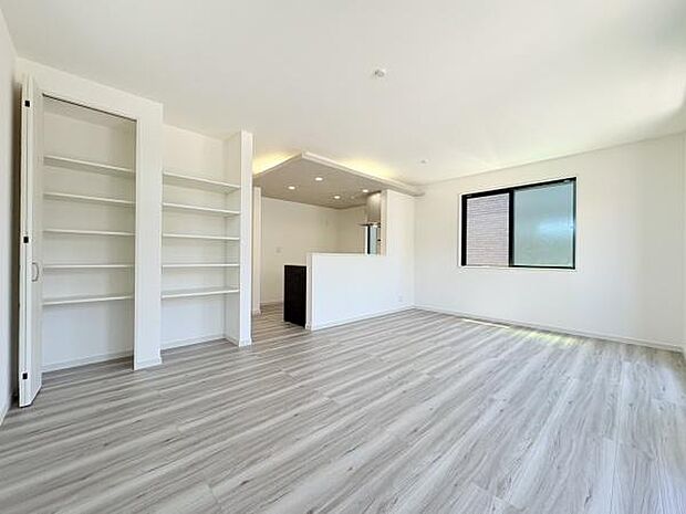 17帖・リビング・木目フローリングが上品で落ち着いた雰囲気を演出