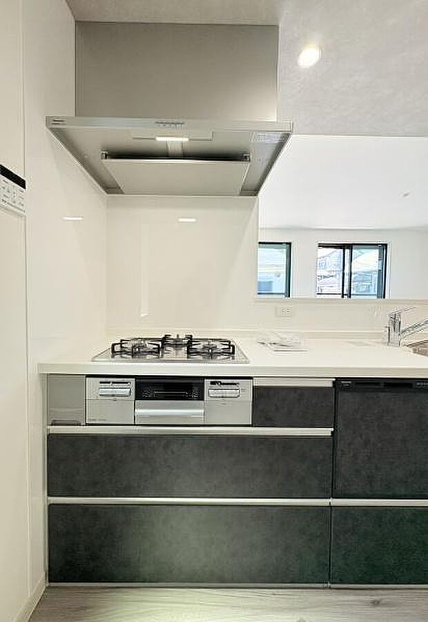 三ツ口コンロ・掃除のしやすいシンプルなデザインの換気扇