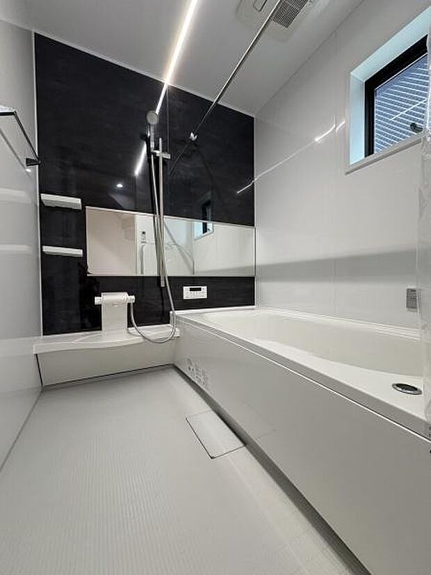 高級感と落ち着きが感じられる空間・広々としたお風呂はリラックスできる贅沢な雰囲気です