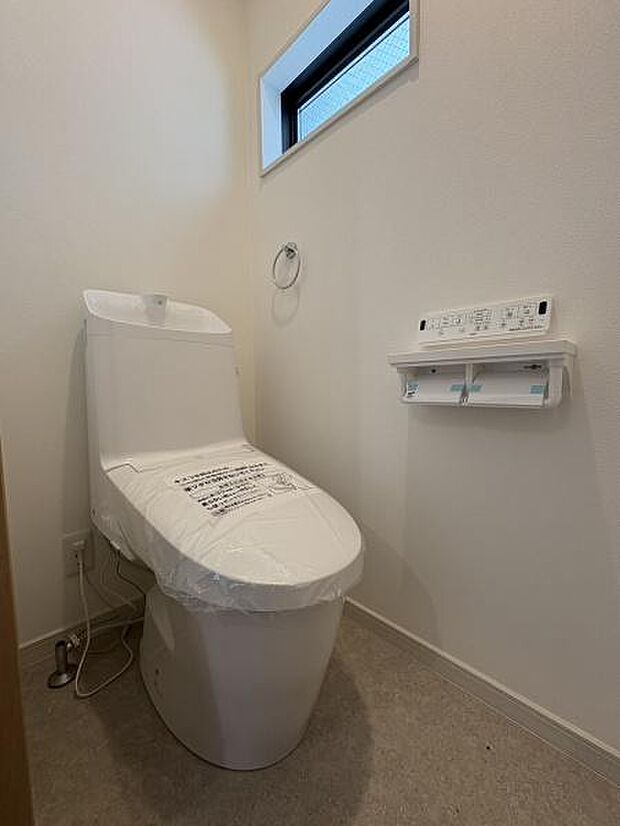 多機能トイレ・自然光・窓を開けると外の空気を取り込んで換気もOK