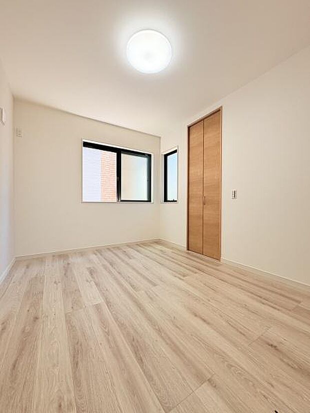 採光の取れるナチュラルな雰囲気とデザイン性のあるお部屋　寝室に。