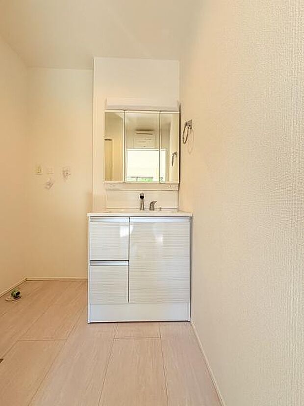 三面鏡付・曇り止め付き洗面化粧台。シャワーヘッド付き。忙しい朝の身支度も曇り止めのミラーで快適です。