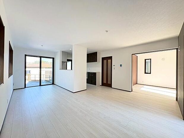 リビングで子供が走ってる姿を見ながら、大きなソファやダイニングテーブルでゆったり食事をしたりくつろぎたい。そんな夢が叶えられる空間です!