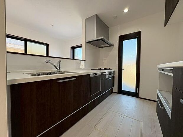 毎日使うキッチンだからこそ、食事の準備を楽しい時間に、忙しい時でもスムーズに無駄なく作業できる、お手入れも簡単にできるなど、毎日を楽しくするキッチンスペースに仕上げました。