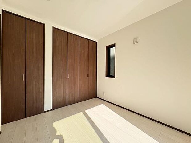 お子様の成長にも欠かせない日差しがたっぷり入るお部屋です。おもちゃ・学校の道具もすっきりと片付けられるクローゼット付で、成長と共にどんどん荷物が増えても安心!