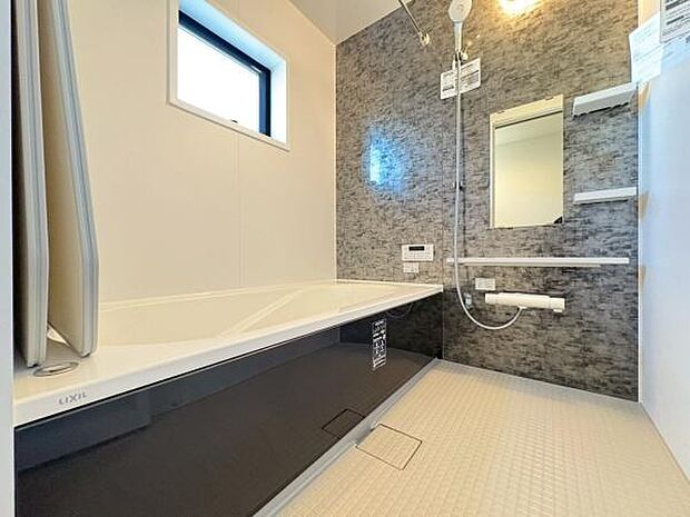 「くつろぎの贅沢バスタイム」 ゆったり足を伸ばせる、広々としたお風呂空間 一日の疲れを癒す、リラックスできるデザイン 心と体を温める、快適なバスタイム