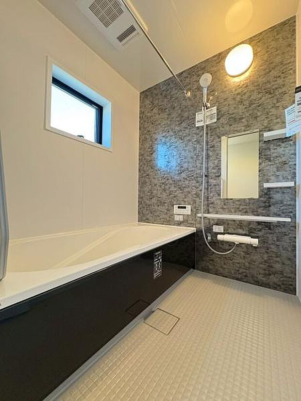 いつでも暖かいお風呂に入れるのが嬉しい追焚き機能付き。お仕事でご帰宅の遅くなったお父さんも暖かい湯船に入浴できます。もちろん広さもあるのでお子様ともゆったりと入れます。