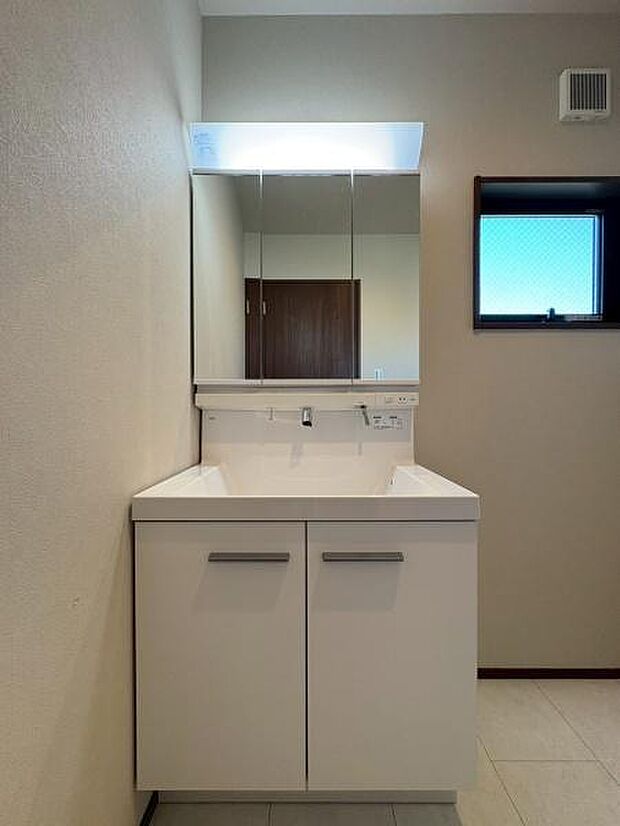 三面鏡。洗面化粧台。ありきたりなスタイルではなくオリジナル造作された雰囲気を持つ洗面化粧台、お色もお部屋に合わせて。収納スペースも充実しています。