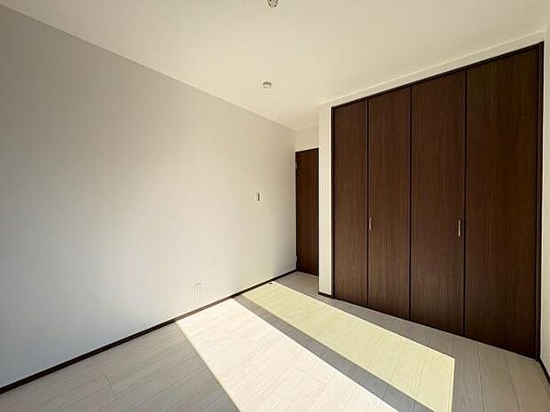 幅広のクローゼットを完備!普段使いのお洋服や小物はもちろん、季節物のお洋服などもしっかりと整理整頓おしまい頂けます。居室空間をより広く隅々までお使いいただけますね。