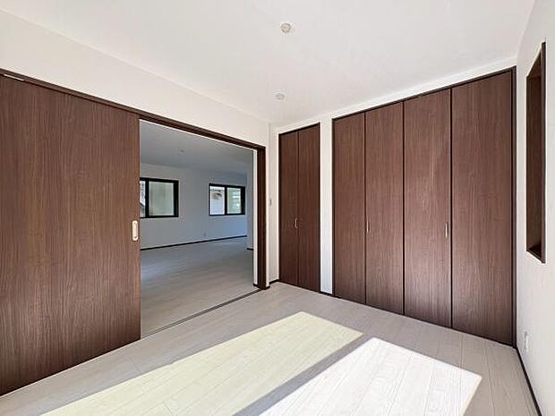 リビングの続き間として使用すれば、広々と利用できます。来客時は扉を閉めておけばプライベートが保持されます。