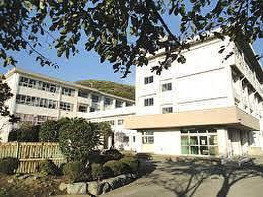 横須賀市立野比中学校まで2749m