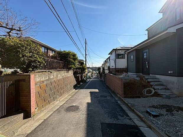広々した前面道路で車の出し入れがしやすいです。