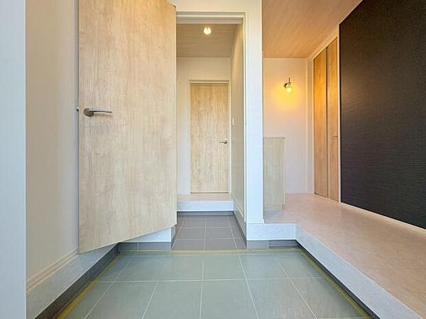 玄関には大容量のシューズクローゼットがございます。