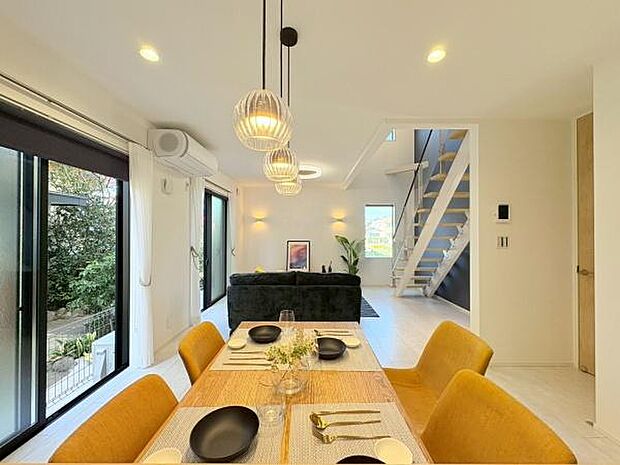 キッチン側からリビングを撮影しました。乗数以上に広さを感じるリビングです。