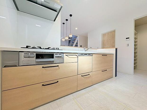 三ツ口コンロ・広々としたキッチンです。作業もしやすいです。収納力も〇