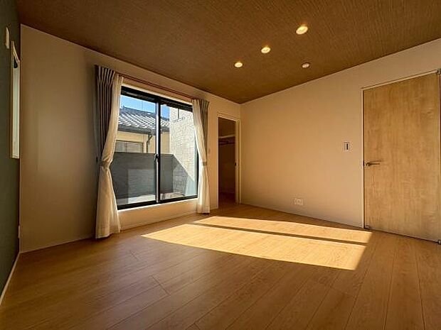 全居室にはクローゼットを完備!普段使いのお洋服や小物はもちろん、季節物のお洋服などもしっかりと整理整頓おしまい頂けます。居室空間をより広く隅々までお使いいただけますね。