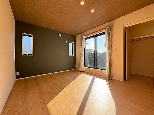 全居室にはクローゼットを完備!普段使いのお洋服や小物はもちろん、季節物のお洋服などもしっかりと整理整頓おしまい頂けます。居室空間をより広く隅々までお使いいただけますね。