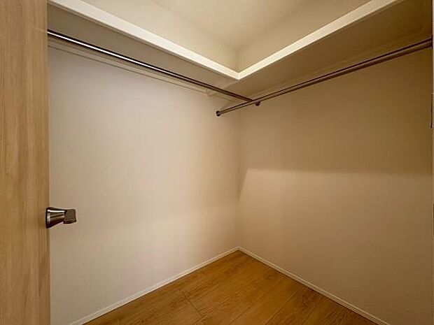 ウォークインクローゼットの豊富な収納力も魅力的の一つですね。