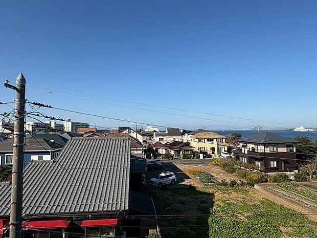 プライベート性が確保されたバルコニー。陽光が降り注ぎます。