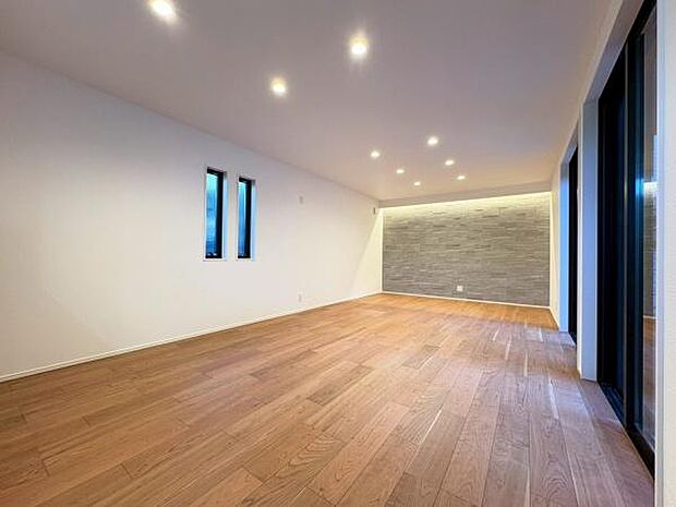 リビングで子供が走ってる姿を見ながら、大きなソファやダイニングテーブルでゆったり食事をしたりくつろぎたい。そんな夢が叶えられる空間です!