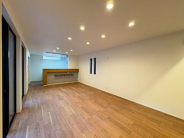 家族みんなが爽やかに健やかに過ごせるように、溢れる光をたっぷり取り込んだリビングダイニング。集いの場、憩いの場としての快適性を求めたやすらぎの空間です。