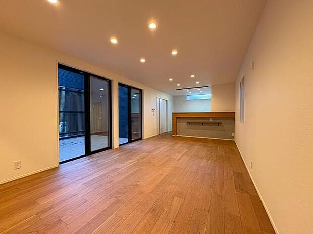 形の綺麗なリビングダイニングはお好きな家具を配置しても、余裕がありそうです。インテリアも想像しながらご見学されると、より一層楽しくなります。